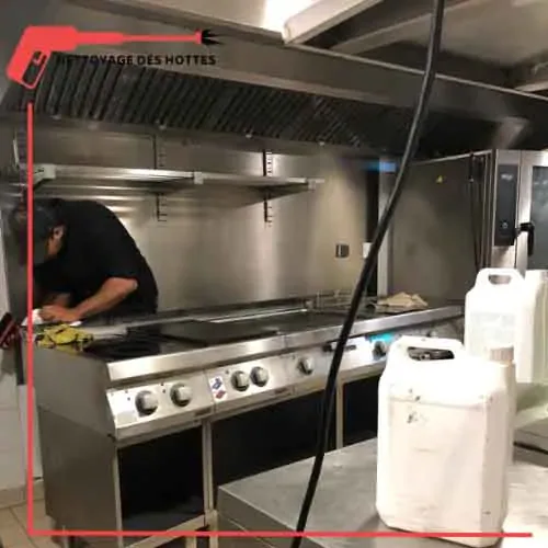 Technicien nettoyant une hotte de restaurant