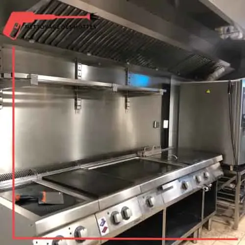 Hotte de cuisine professionnelle après nettoyage